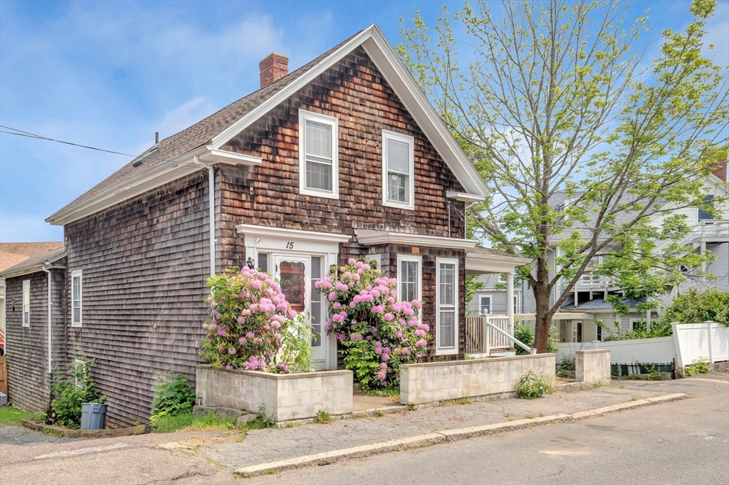 15 Washington Sq, Gloucester, Massachusetts, 2 Bedrooms Bedrooms, 7 Rooms Rooms,2.5 BathroomsBathrooms,Residential,For Sale,Washington Sq,73389372