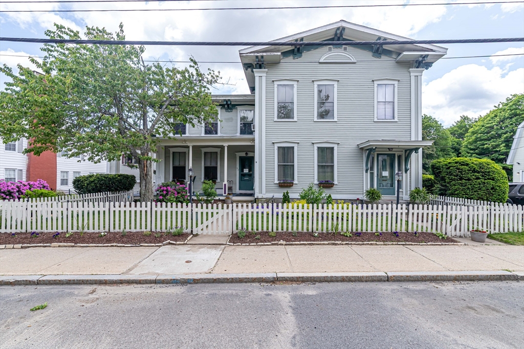 52 Central, Gardner, Massachusetts, 4 Bedrooms Bedrooms, 24 Rooms Rooms,5 BathroomsBathrooms,Residential Income,For Sale,Central,73389337