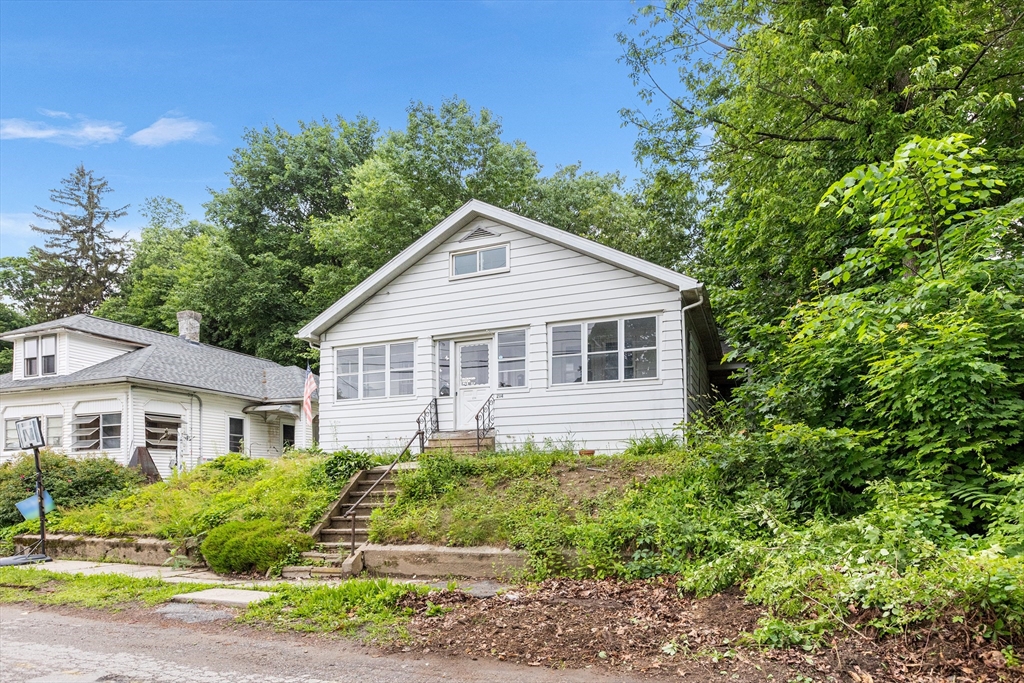 214 Lincoln St, Fitchburg, Massachusetts, 2 Bedrooms Bedrooms, 5 Rooms Rooms,1 BathroomBathrooms,Residential,For Sale,Lincoln St,73389507