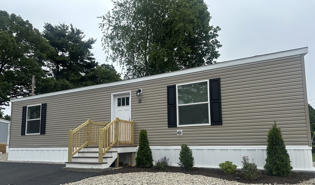 1346 Newport Ave, Attleboro, Massachusetts, 2 Bedrooms Bedrooms, 4 Rooms Rooms,1 BathroomBathrooms,Residential,For Sale,Newport Ave,73389315