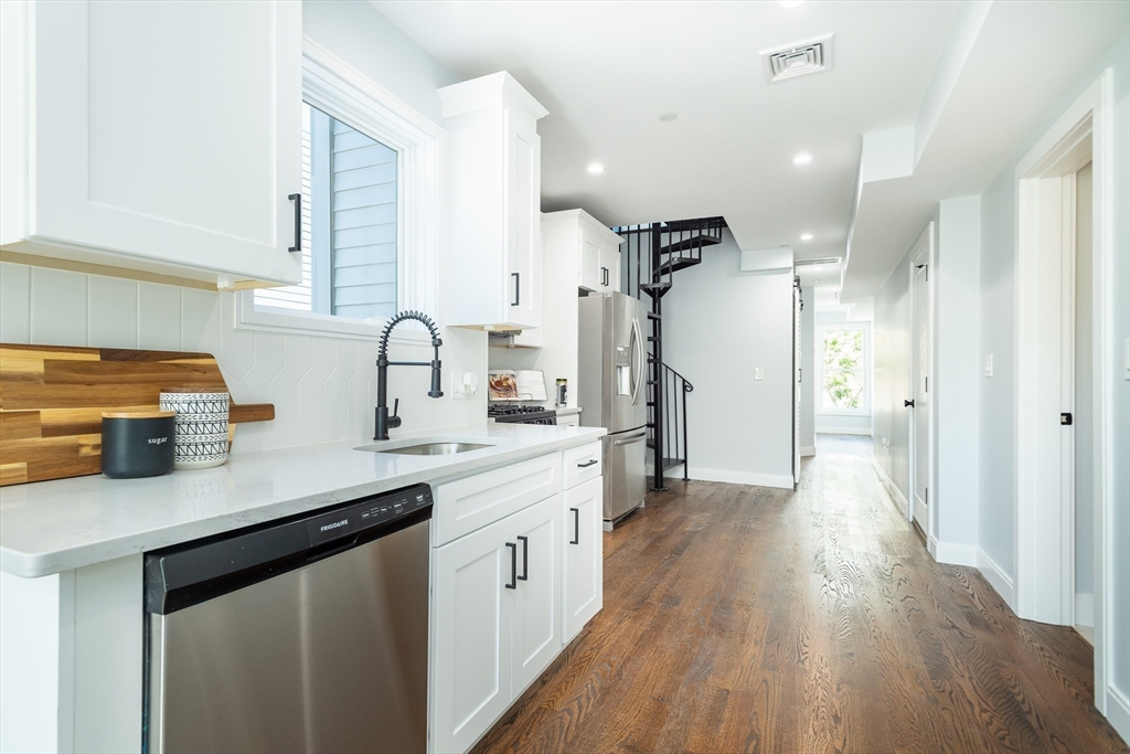 221 Paris Street, Boston, Massachusetts, 3 Bedrooms Bedrooms, 5 Rooms Rooms,1.5 BathroomsBathrooms,Residential,For Sale,Paris Street,73389801