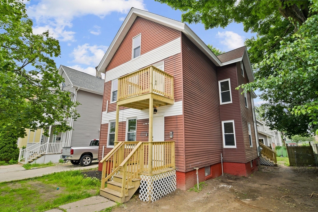 136 Oak St, Holyoke, Massachusetts, 9 Bedrooms Bedrooms, 15 Rooms Rooms,3 BathroomsBathrooms,Residential Income,For Sale,Oak St,73389836