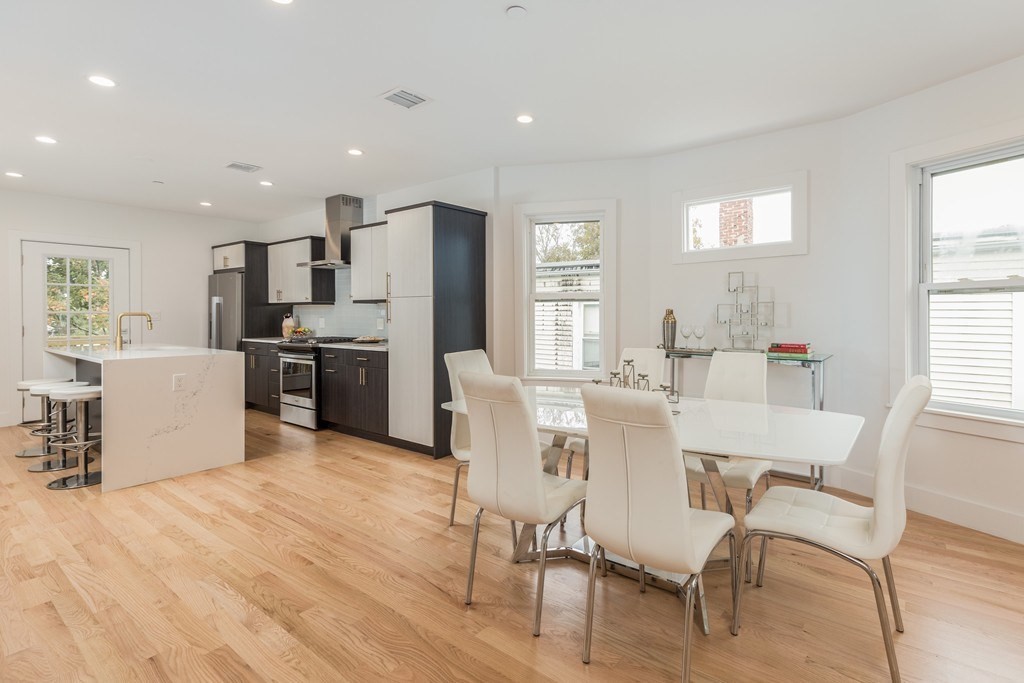 112 King, Boston, Massachusetts, 2 Bedrooms Bedrooms, 3 Rooms Rooms,2 BathroomsBathrooms,Residential Lease,For Rent,King,73389883