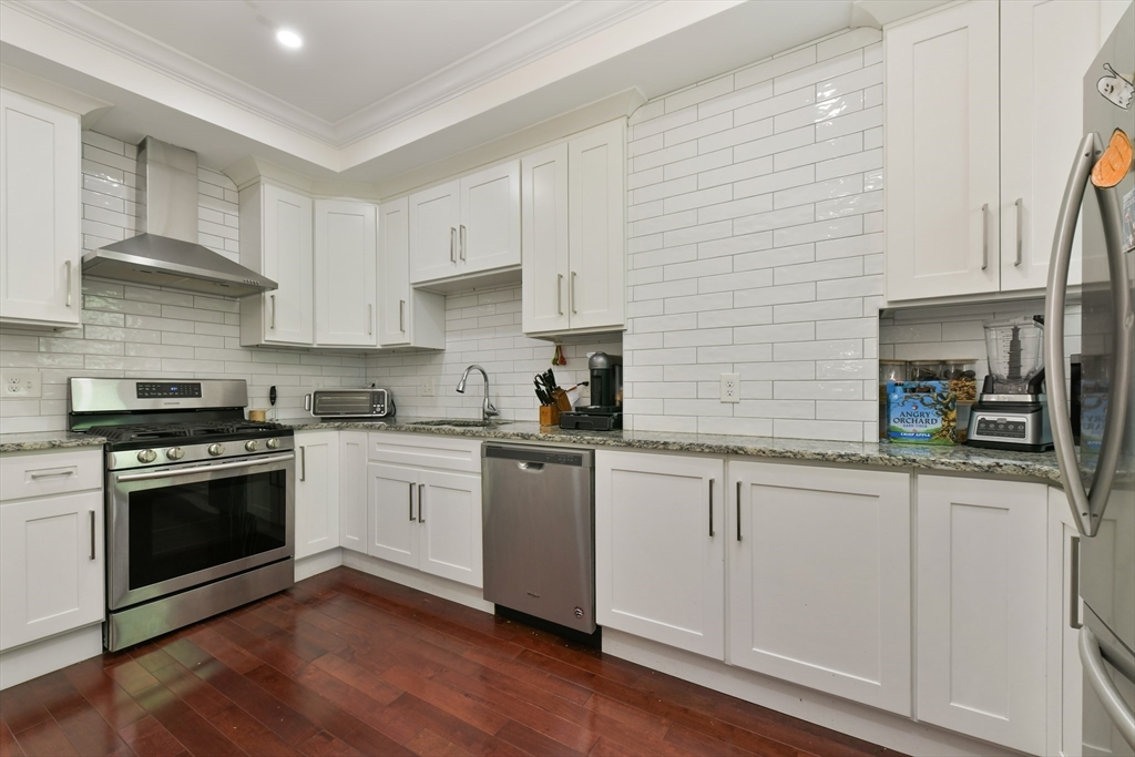 530-532 E 6th St, Boston, Massachusetts, 3 Bedrooms Bedrooms, 6 Rooms Rooms,1 BathroomBathrooms,Residential Lease,For Rent,E 6th St,73390084