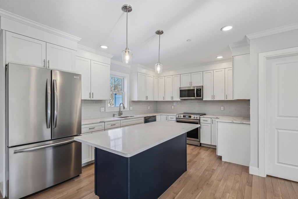 3 Hickory Hill, Wakefield, Massachusetts, 3 Bedrooms Bedrooms, 7 Rooms Rooms,2.5 BathroomsBathrooms,Residential,For Sale,Hickory Hill,73389899