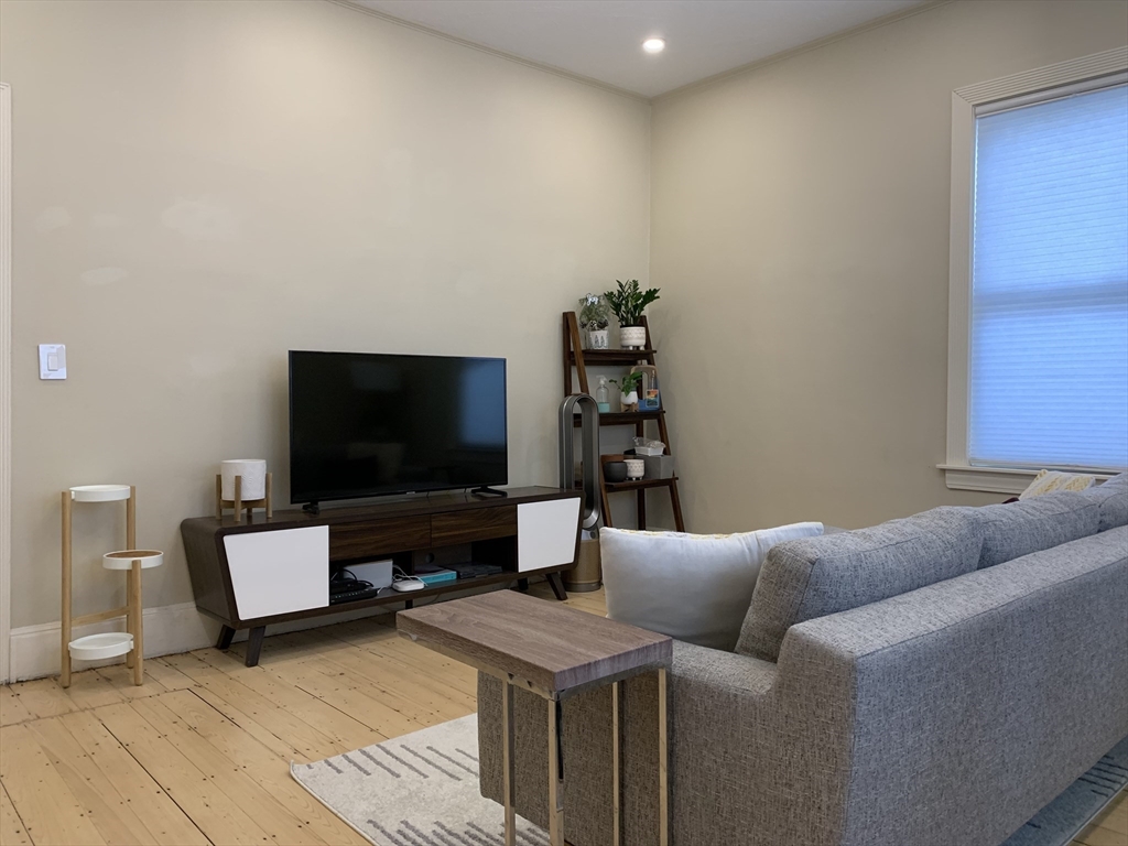12 Ashley St, Boston, Massachusetts, 2 Bedrooms Bedrooms, 4 Rooms Rooms,1 BathroomBathrooms,Residential Lease,For Rent,Ashley St,73389945