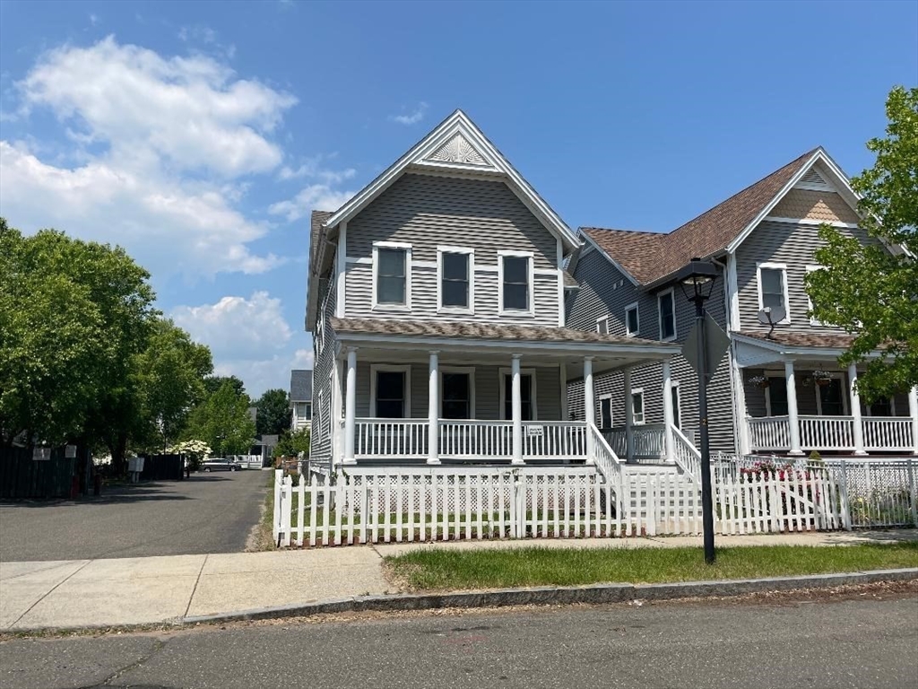 325 Elm Street, Holyoke, Massachusetts, 4 Bedrooms Bedrooms, 7 Rooms Rooms,2.5 BathroomsBathrooms,Residential,For Sale,Elm Street,73389979