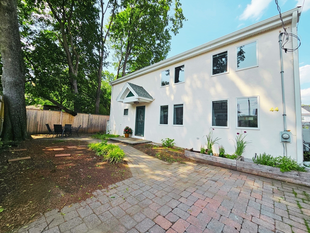 44 Monument St, Medford, Massachusetts, 3 Bedrooms Bedrooms, 6 Rooms Rooms,2 BathroomsBathrooms,Residential,For Sale,Monument St,73390124