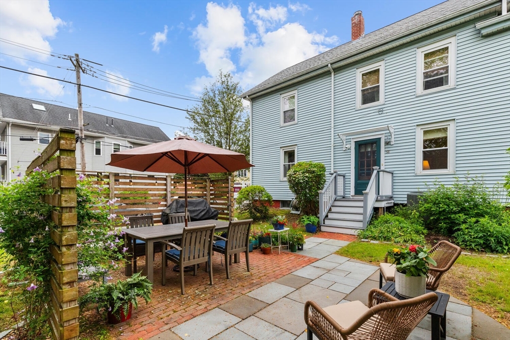 56 Tainter St, Medford, Massachusetts, 2 Bedrooms Bedrooms, 5 Rooms Rooms,1 BathroomBathrooms,Residential,For Sale,Tainter St,73390264
