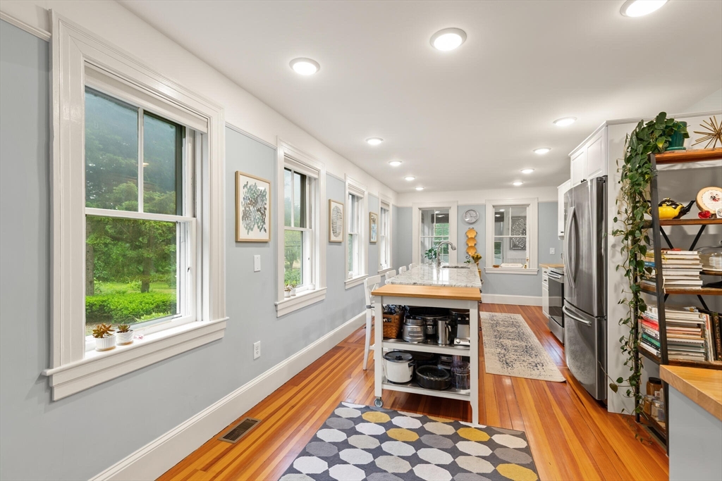 965 Greenville Ave, Smithfield, Rhode Island, 2 Bedrooms Bedrooms, 7 Rooms Rooms,1 BathroomBathrooms,Residential,For Sale,Greenville Ave,73390319