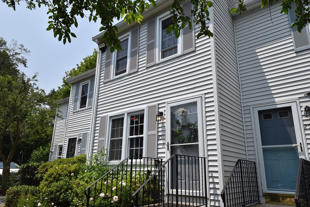 251 Sunderland Rd, Worcester, Massachusetts, 2 Bedrooms Bedrooms, 4 Rooms Rooms,2 BathroomsBathrooms,Residential,For Sale,Sunderland Rd,73390328