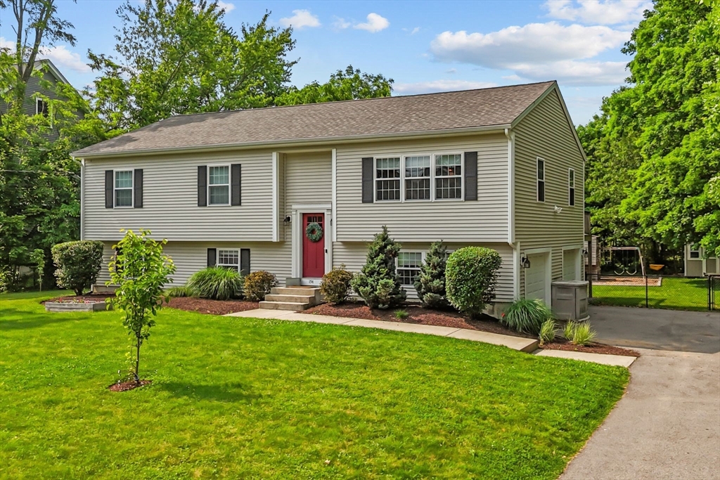 154 Oak Hill Ave, Seekonk, Massachusetts, 3 Bedrooms Bedrooms, 5 Rooms Rooms,2.5 BathroomsBathrooms,Residential,For Sale,Oak Hill Ave,73390171