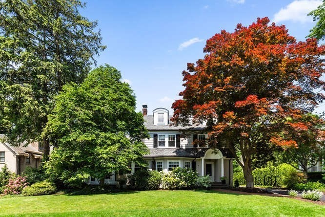 8 Berwick Rd, Lexington, Massachusetts, 5 Bedrooms Bedrooms, 9 Rooms Rooms,4 BathroomsBathrooms,Residential,For Sale,Berwick Rd,73390184