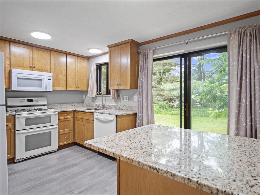 414 Farrwood Dr, Haverhill, Massachusetts, 2 Bedrooms Bedrooms, 5 Rooms Rooms,2 BathroomsBathrooms,Residential,For Sale,Farrwood Dr,73390194