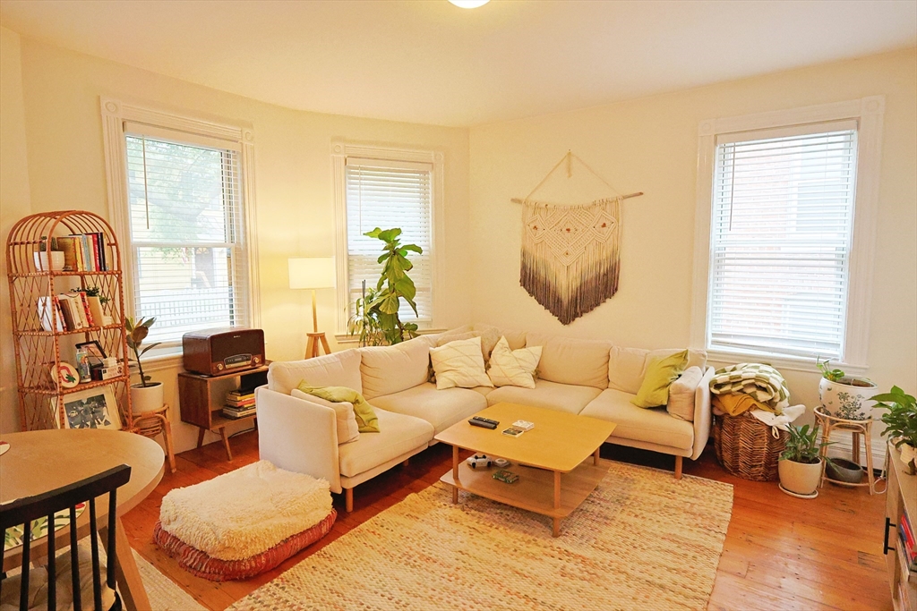 8 Perry, Brookline, Massachusetts, 2 Bedrooms Bedrooms, 4 Rooms Rooms,1.5 BathroomsBathrooms,Residential Lease,For Rent,Perry,73390392
