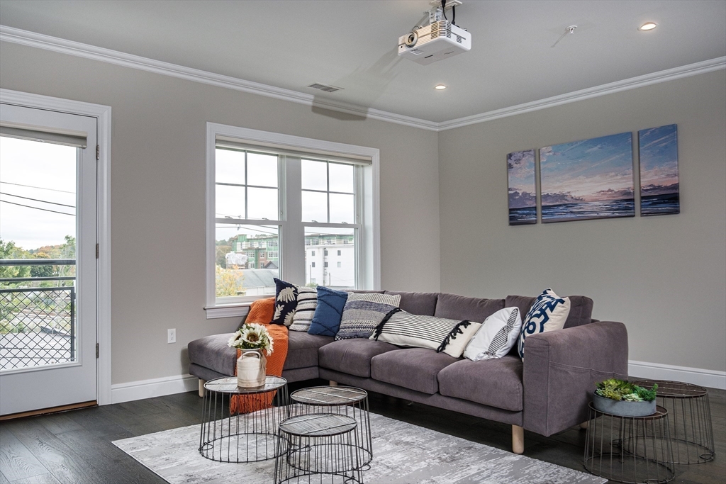 175 North Avenue, Wakefield, Massachusetts, 2 Bedrooms Bedrooms, 6 Rooms Rooms,2 BathroomsBathrooms,Residential Lease,For Rent,North Avenue,73390521