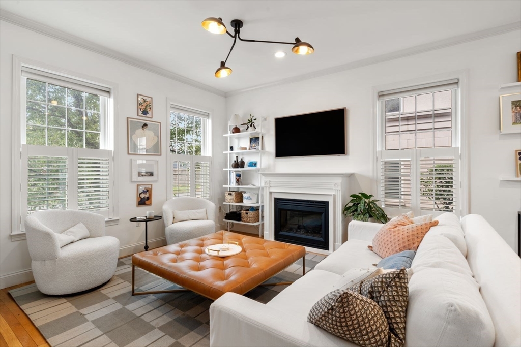 63 Chelsea St, Boston, Massachusetts, 3 Bedrooms Bedrooms, 6 Rooms Rooms,2.5 BathroomsBathrooms,Residential,For Sale,Chelsea St,73390334