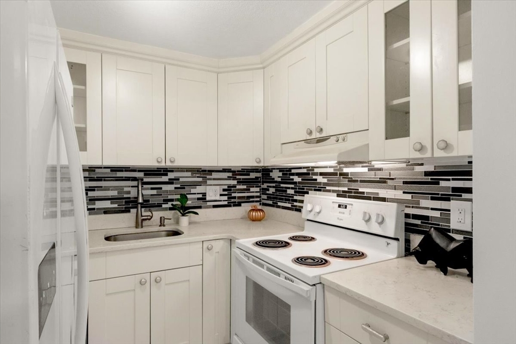 215 Winter St, Weymouth, Massachusetts, 1 Bedroom Bedrooms, 4 Rooms Rooms,1 BathroomBathrooms,Residential,For Sale,Winter St,73390483