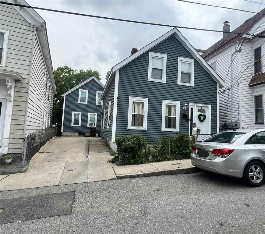 31 Abbott Street, Lowell, Massachusetts, 6 Bedrooms Bedrooms, 12 Rooms Rooms,2 BathroomsBathrooms,Residential Income,For Sale,Abbott Street,73390699