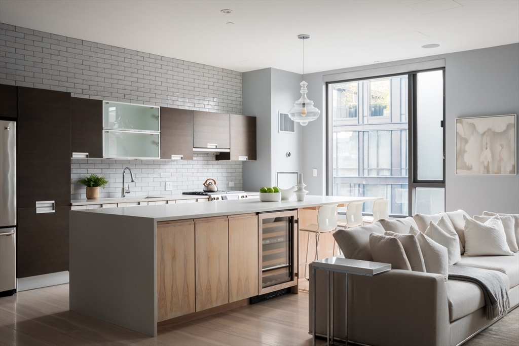346 Congress St, Boston, Massachusetts, 3 Bedrooms Bedrooms, 5 Rooms Rooms,2.5 BathroomsBathrooms,Residential,For Sale,Congress St,73390715