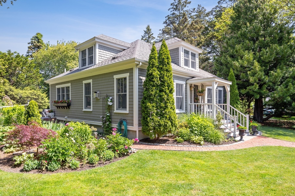 19 Willow Street, Sandwich, Massachusetts, 2 Bedrooms Bedrooms, 5 Rooms Rooms,2 BathroomsBathrooms,Residential,For Sale,Willow Street,73390772