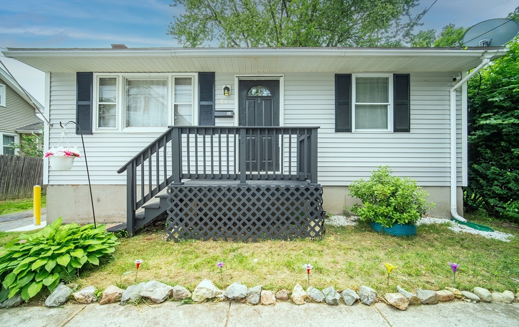 83 Armstrong St, West Springfield, Massachusetts, 2 Bedrooms Bedrooms, 4 Rooms Rooms,1 BathroomBathrooms,Residential,For Sale,Armstrong St,73390776