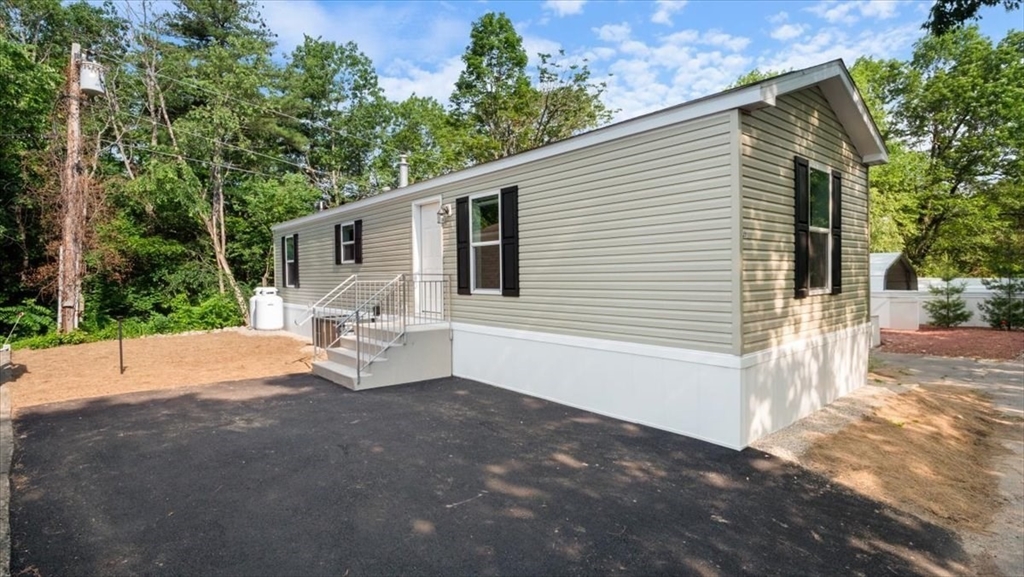 1237 Central Street, Leominster, Massachusetts, 2 Bedrooms Bedrooms, 4 Rooms Rooms,1 BathroomBathrooms,Residential,For Sale,Central Street,73390829