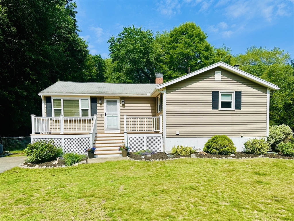 737 Linwood St, Abington, Massachusetts, 3 Bedrooms Bedrooms, 7 Rooms Rooms,2 BathroomsBathrooms,Residential,For Sale,Linwood St,73391147