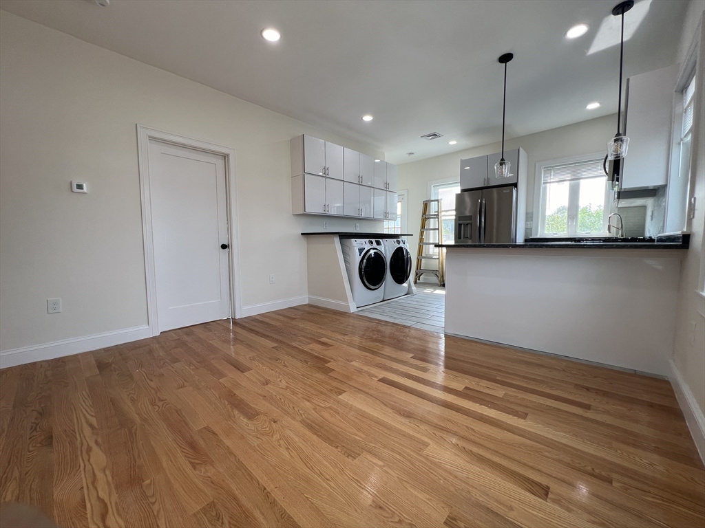 132 Buttonwood, Boston, Massachusetts, 4 Bedrooms Bedrooms, 6 Rooms Rooms,2 BathroomsBathrooms,Residential Lease,For Rent,Buttonwood,73391148