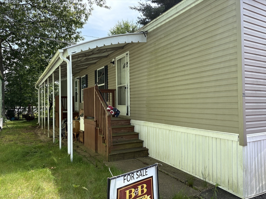 404 Southwick Road, Westfield, Massachusetts, 2 Bedrooms Bedrooms, 4 Rooms Rooms,1 BathroomBathrooms,Residential,For Sale,Southwick Road,73391213