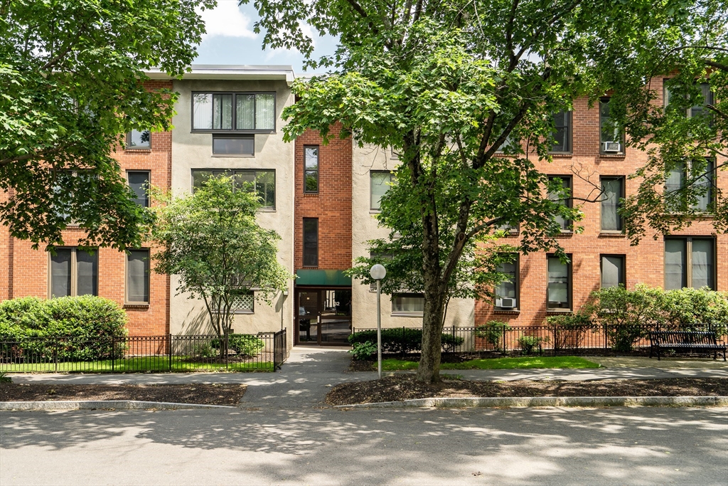 32 Juniper Street, Brookline, Massachusetts, 2 Bedrooms Bedrooms, 5 Rooms Rooms,1 BathroomBathrooms,Residential,For Sale,Juniper Street,73391302