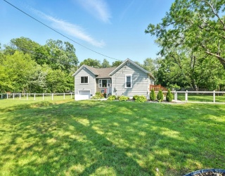 606 Granby Rd, South Hadley, Massachusetts, 3 Bedrooms Bedrooms, 6 Rooms Rooms,1 BathroomBathrooms,Residential,For Sale,Granby Rd,73391388