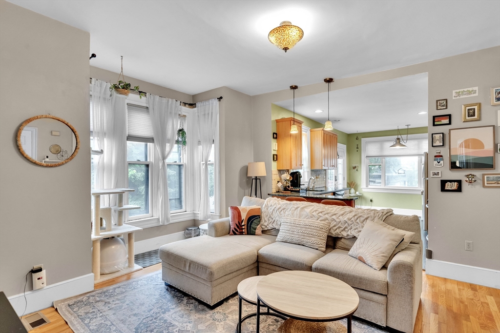 24 Pinckney St, Somerville, Massachusetts, 2 Bedrooms Bedrooms, 4 Rooms Rooms,1 BathroomBathrooms,Residential,For Sale,Pinckney St,73391276