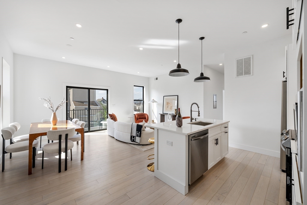 7 Wordsworth, Boston, Massachusetts, 2 Bedrooms Bedrooms, 7 Rooms Rooms,2 BathroomsBathrooms,Residential,For Sale,Wordsworth,73391437