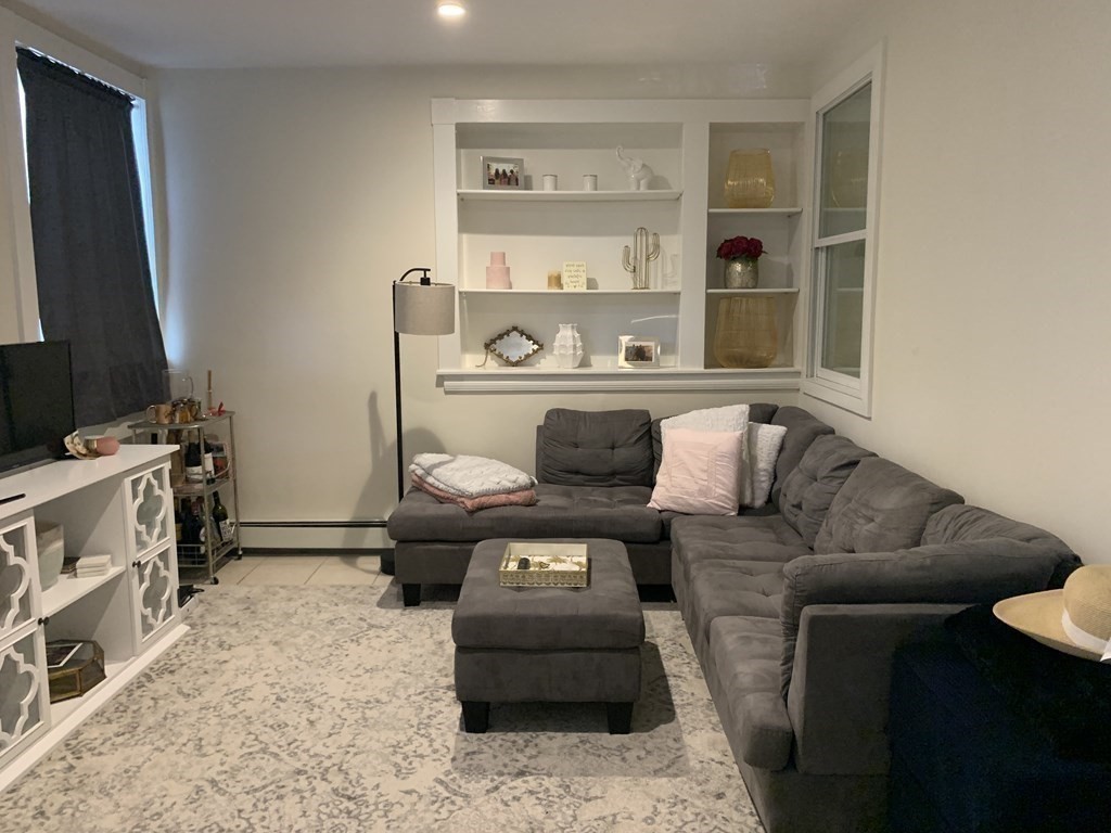 9 Regent Cir, Brookline, Massachusetts, 2 Bedrooms Bedrooms, 5 Rooms Rooms,1 BathroomBathrooms,Residential Lease,For Rent,Regent Cir,73391560
