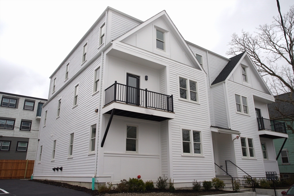 8 Oakhurst St, Boston, Massachusetts, 3 Bedrooms Bedrooms, 5 Rooms Rooms,1 BathroomBathrooms,Residential Lease,For Rent,Oakhurst St,73391825
