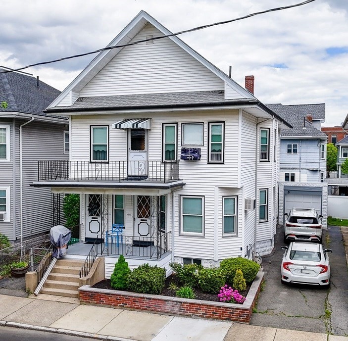 9 Bradford Ave, Medford, Massachusetts, 5 Bedrooms Bedrooms, 11 Rooms Rooms,2 BathroomsBathrooms,Residential Income,For Sale,Bradford Ave,73385700