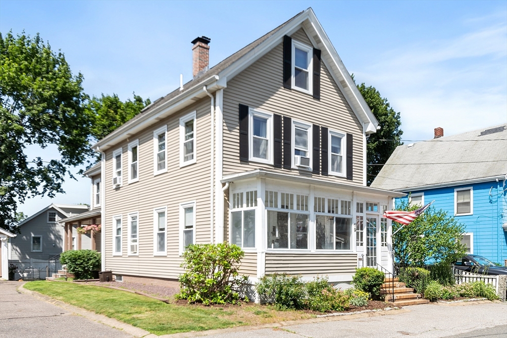 19 Franklin St, Wakefield, Massachusetts, 4 Bedrooms Bedrooms, 10 Rooms Rooms,2.5 BathroomsBathrooms,Residential Income,For Sale,Franklin St,73392070
