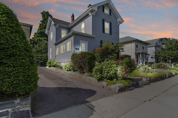 14 Pearl Street, Medford, Massachusetts, 7 Bedrooms Bedrooms, 11 Rooms Rooms,2 BathroomsBathrooms,Residential Income,For Sale,Pearl Street,73391930
