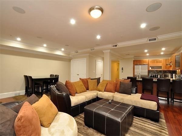 19 Bay State Road, Boston, Massachusetts, 2 Bedrooms Bedrooms, 4 Rooms Rooms,2 BathroomsBathrooms,Residential Lease,For Rent,Bay State Road,73392040
