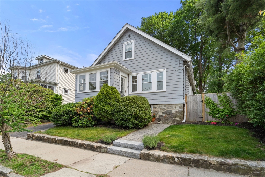 26 Edgebrook Road, Boston, Massachusetts, 3 Bedrooms Bedrooms, 7 Rooms Rooms,2 BathroomsBathrooms,Residential,For Sale,Edgebrook Road,73391853