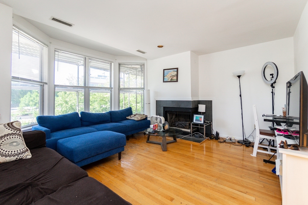 31 Henry St, Cambridge, Massachusetts, 2 Bedrooms Bedrooms, 5 Rooms Rooms,2.5 BathroomsBathrooms,Residential Lease,For Rent,Henry St,73392355