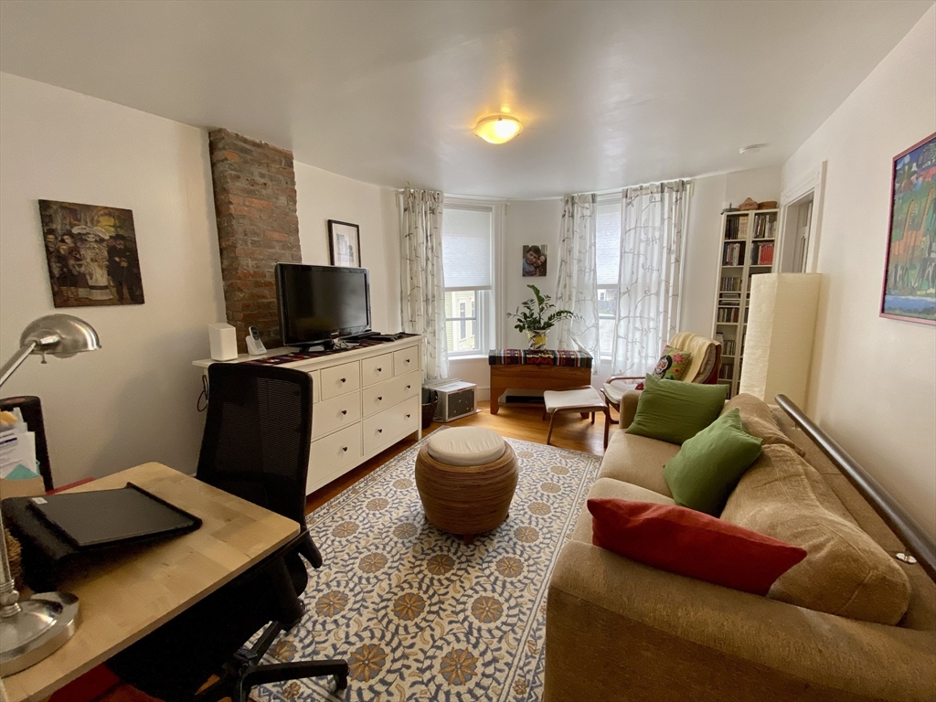 17 Perry St, Brookline, Massachusetts, 2 Bedrooms Bedrooms, 5 Rooms Rooms,1 BathroomBathrooms,Residential Lease,For Rent,Perry St,73393486