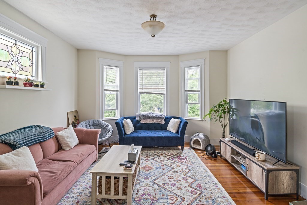 105 Walnut St, Somerville, Massachusetts, 4 Bedrooms Bedrooms, 6 Rooms Rooms,1 BathroomBathrooms,Residential Lease,For Rent,Walnut St,73394146