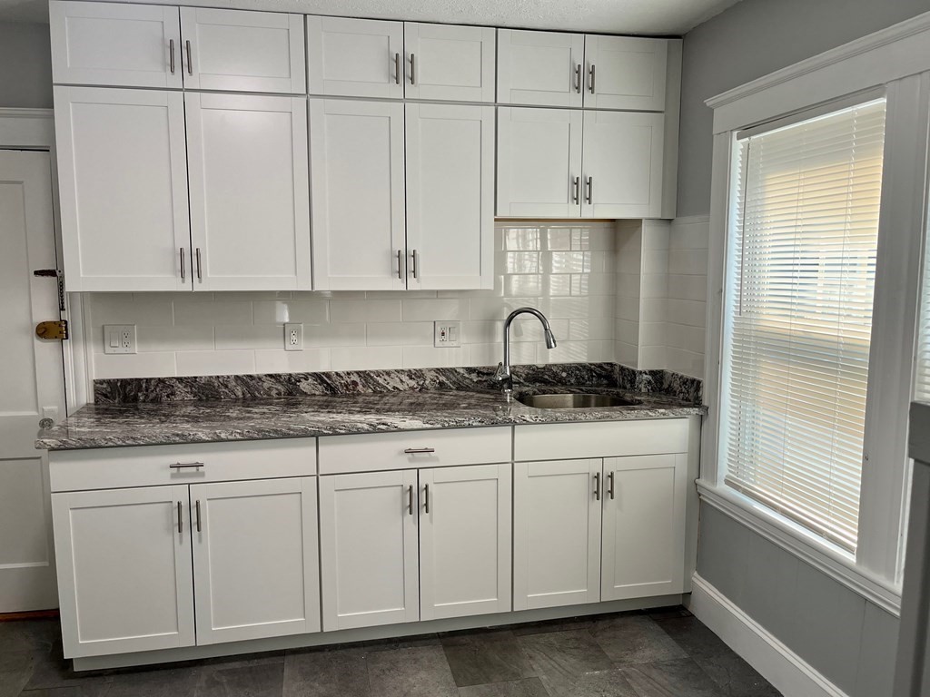 104-106 Burrill Street, Swampscott, Massachusetts, 2 Bedrooms Bedrooms, 5 Rooms Rooms,1 BathroomBathrooms,Residential Lease,For Rent,Burrill Street,73394717