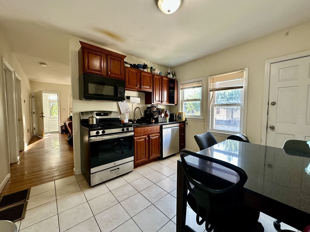 30 Linden St, Boston, Massachusetts, 5 Bedrooms Bedrooms, 7 Rooms Rooms,2 BathroomsBathrooms,Residential Lease,For Rent,Linden St,73396994