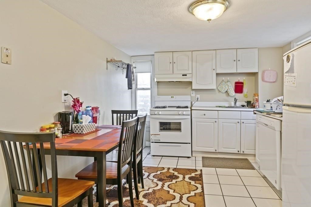 99 Boylston Street, Brookline, Massachusetts, 2 Bedrooms Bedrooms, 4 Rooms Rooms,1 BathroomBathrooms,Residential Lease,For Rent,Boylston Street,73397391