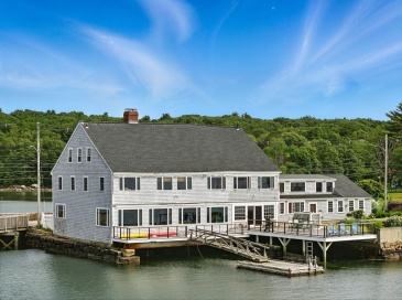 672 Washington Street, Gloucester, Massachusetts, 5 Bedrooms Bedrooms, 11 Rooms Rooms,3.5 BathroomsBathrooms,Residential,For Sale,Washington Street,73397445