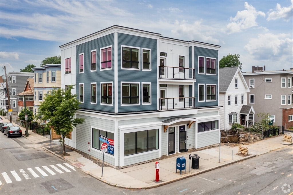 1246 Broadway, Somerville, Massachusetts, 2 Bedrooms Bedrooms, 5 Rooms Rooms,2 BathroomsBathrooms,Residential Lease,For Rent,Broadway,73397854