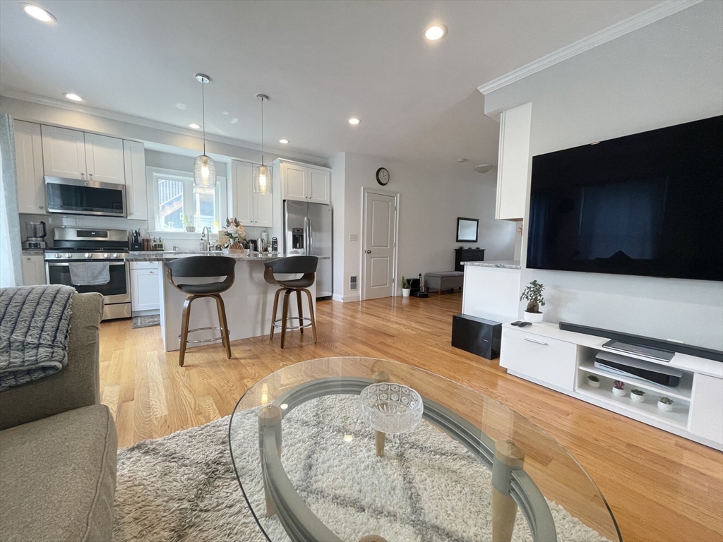 58 Starbird Avenue, Boston, Massachusetts, 2 Bedrooms Bedrooms, 4 Rooms Rooms,2 BathroomsBathrooms,Residential Lease,For Rent,Starbird Avenue,73400554